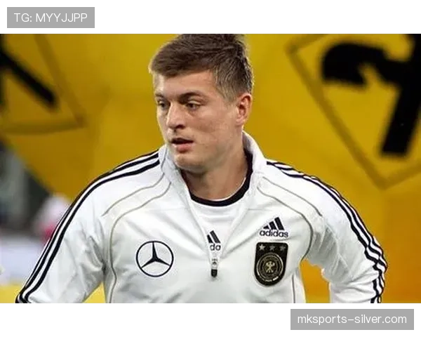 克罗斯如何以精准传球持续撕裂防线并强化中场控制？