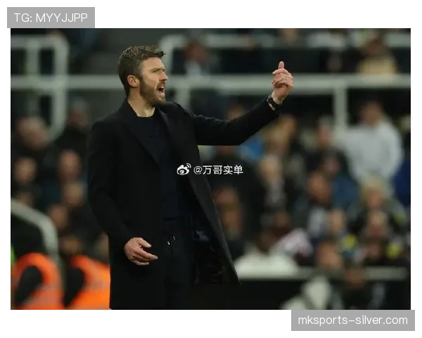 曼联内忧外患：战术混乱与更衣室矛盾持续影响赛季走势，稳定性面临考验